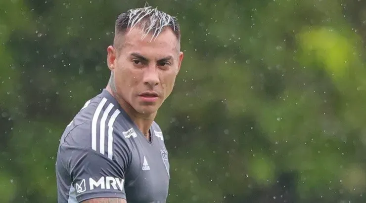 Eduardo Vargas fue protagonista del jogo-treino de Atlético Mineiro, bajo la lluvia. Foto: Atlético Mineiro