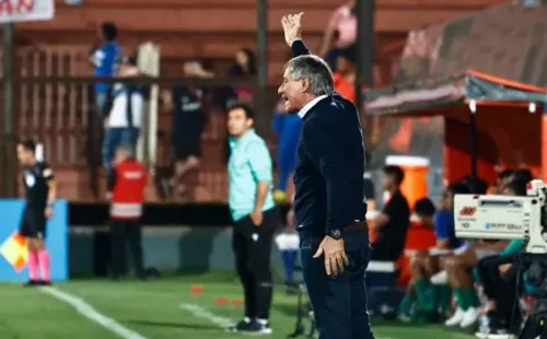 Ariel Holan en el estadio Santa Laura. (Agencia Uno).