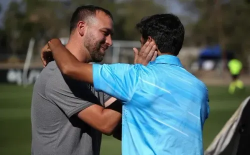 Pablo de Muner saluda a Nicolás Núñez en los minutos previos al duelo que O’Higgins le ganó a Magallanes en la fecha 1 del Campeonato Nacional 2023. (Agencia Uno).
