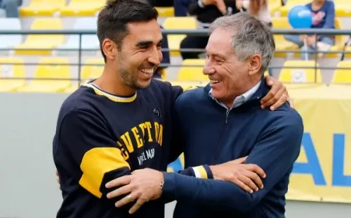 Ariel Holan saluda a Paqui Meneghini en el triunfo de la UC ante Everton. (Agencia Uno).