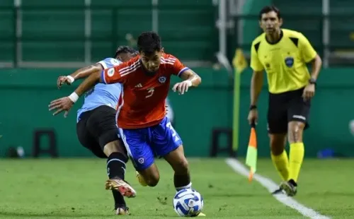 Yahir Salazar en acción ante Uruguay en la contundente derrota sufrida por la Roja. (Comunicaciones ANFP).