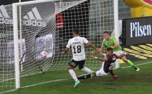 Iván Morales marca un gol ante Deportes Antofagasta por Colo Colo. (Agencia Uno).