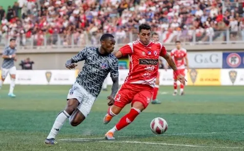 Fabián Castillo ante la marca de Bruno Romo en la paliza que Colo Colo le dio a Deportes Copiapó. (Guille Salazar/RedGol).