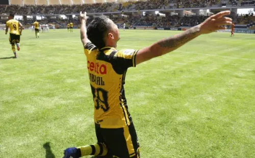 Luciano Cabral festeja el gol que convirtió para Coquimbo Unido ante Palestino. (Jorge Llewelyn/Comunicaciones Coquimbo Unido).