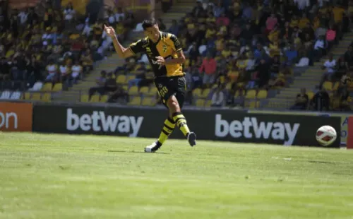 Luciano Cabral y el remate que significó su primer gol en Coquimbo Unido. (Jorge Llewelyn/Coquimbo Unido).