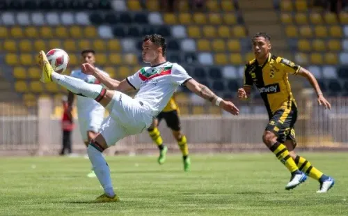 Luciano Cabral mira a Vicente Fernández en el duelo entre Coquimbo Unido y Palestino. (Agencia Uno).