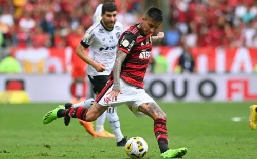 RIO DE JANEIRO, BRAZIL - SEPTEMBER 04: Erick Pulgar of Flamengo kicks the ball during a match between Flamengo and Ceara as part of Brasileirao 2022 at Maracana Stadium on September 4, 2022 in Rio de Janeiro, Brazil. (Photo by Andre Borges/Getty Images )-Not Released (NR)