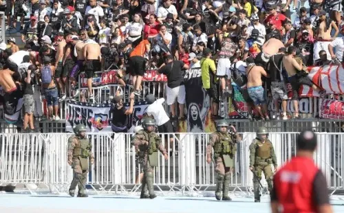 La fuerza pública debió intervenir en el desorden causado por hinchas de Colo Colo (Agencia Uno)