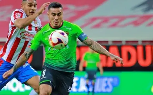 GUADALAJARA, MEXICO - ENERO 30: Gilberto Sepulveda (I) del Chivas yb Dario Lezcano (D) del Juarez disputan el balon durante el juego de la Jornada 4 del Torneo Guard1anes Clausura 2021 de la Liga BBVA MX en el Estadio Akron, el 30 de Enero del 2020 en Guadalajara, Mexico. (Foto: Oscar Meza/JAM MEDIA)