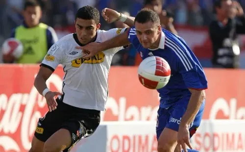 Paulo Magalhaes disputa un balón con Guillermo Marino en un Superclásico que jugó para Colo Colo. (Agencia Uno).