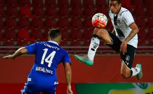 Paulo Magalhaes ante Colo Colo por la U. de Chile. (Agencia Uno).