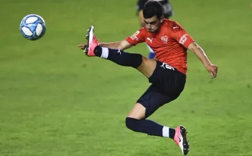 Alan Soñora en acción por Independiente de Avellaneda. (Getty Images).