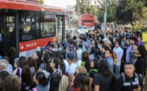 La falla en el metro provocó gran congestión en los paraderos de buses RED. (Agencia Uno)