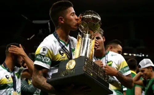 Enzo Fernández besa el trofeo de la Recopa Sudamericana que Defensa y Justicia le ganó a Palmeiras. (Getty Images).