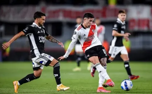 Enzo Fernández en acción ante Gabriel Costa en la paliza de River Plate a Colo Colo en Buenos Aires. (Getty Images).