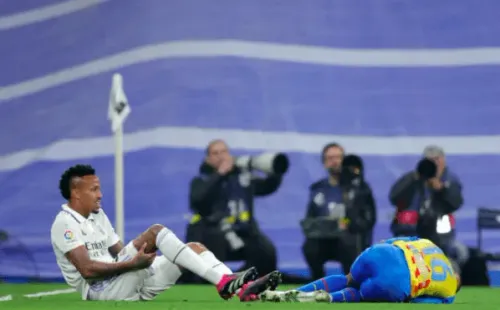 Militao no pudo seguir tras un fuerte choque. Foto: Getty Images