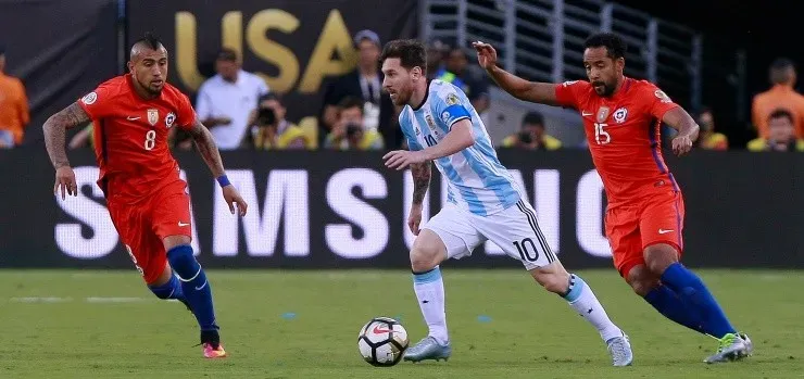 Jean Beusejour y Arturo Vidal jugaron 75 partidos juntos en sus carreras.    Foto: Agencia Uno