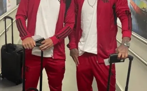 Arturo Vidal en una foto con el uruguayo Giorgian de Arrascaeta cuando Flamengo iba a despegar hacia Marruecos para jugar el Mundial de Clubes.
