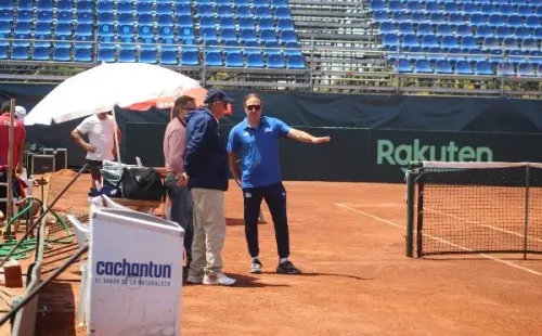 Nicolás Massú y Sergio Elías, presidente de la Federación de Tenis de Chile, conversan sobre el estado de la cancha del Club Trentino de La Serena. | Foto: RedGol