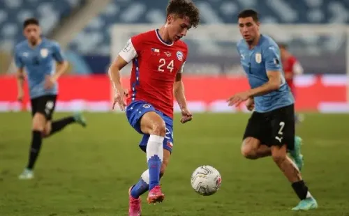 Luciano Arriagada en su debut por la Roja: fue en la Copa América 2021 en la caída ante Uruguay. (Agencia Uno).