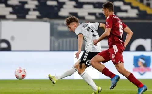 Luciano Arriagada y uno de los tres goles que anotó en el plantel estelar de Colo Colo. (Agencia Uno).