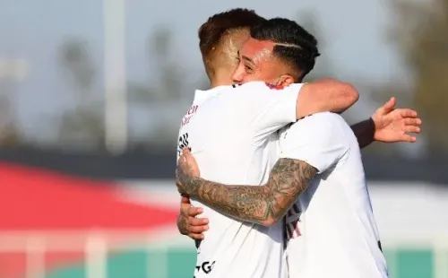 Colo Gil se abraza con Martín Rodríguez para celebrar un gol de Colo Colo. (Agencia Uno).