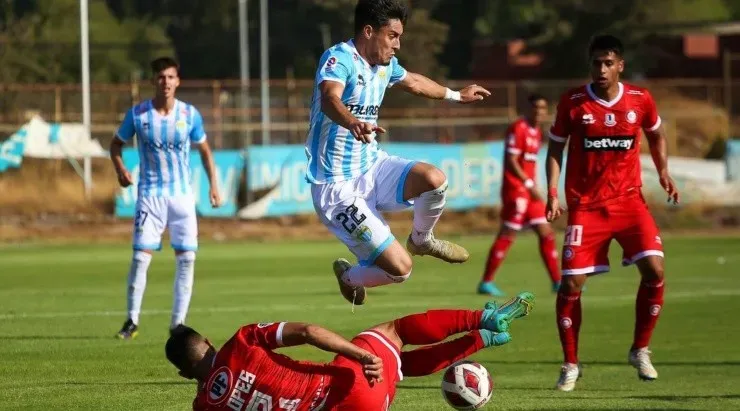 Thomas Jones bregó en la calurosa tarde de La Pintana, pero Magallanes no pudo abrazarse al final. Foto: Agencia Uno