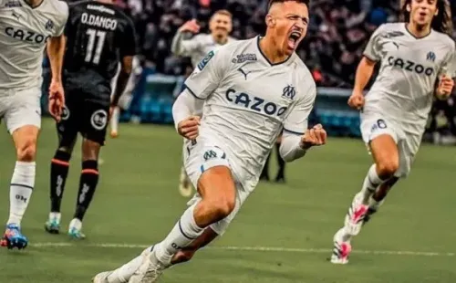 El Bigote Maravilla Alexis Sánchez celebra uno de los 10 goles que ha marcado esta temporada para el Olympique de Marsella.
