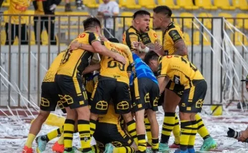 Javier Parraguez ya se había sumado al festejo del gol de Rubén Farfán que hizo a Coquimbo Unido vencer a la UC. (Agencia Uno).