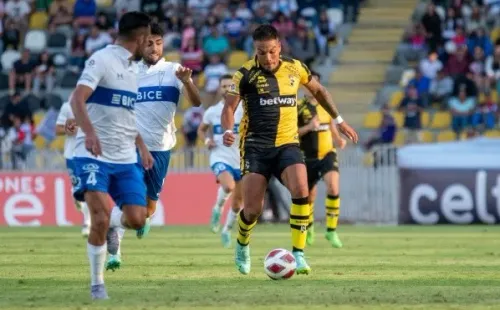 Javier Parraguez ante la Universidad Católica. Fue titular y salió expulsado sobre la hora. (Agencia Uno).