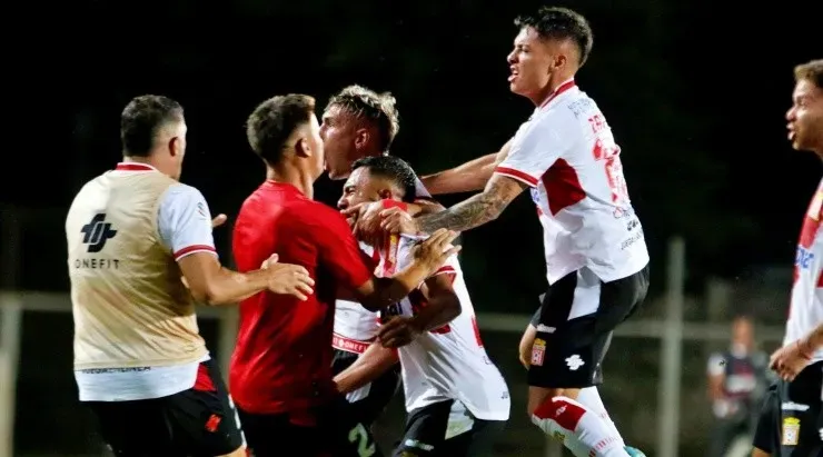 Cristián Zavala festeja la remontada de Curicó Unido ante Audax Italiano, con dos asistencias de su autoría. Foto: Agencia Uno