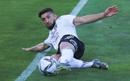 Emiliano Amor en acción por Colo Colo. (Agencia Uno).
