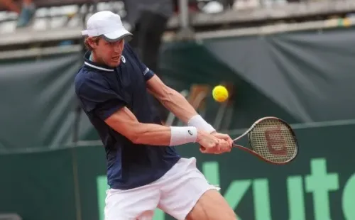 Nico Jarry jugó un partidazo ante Bublik, y ahora Chile se la jugará toda este domingo por Copa Davis. | Foto: Luis Sevilla / @revesfotografico