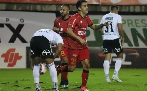 Una imagen más de la goleada de Ñublense ante Colo Colo en Chillán en mayo de 2021. (Agencia Uno).