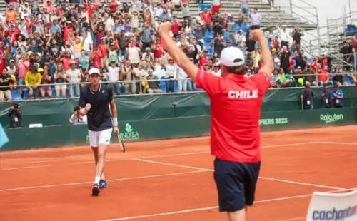Nico Massú y su tocayo Nico Jarry celebran tras el triunfazo ante Bublik. | Foto: Luis Sevilla / @revesfotografico