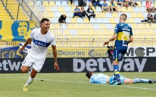 César Pinares celebra el gol que le convirtió a Everton de Viña del Mar. (Agencia Uno).