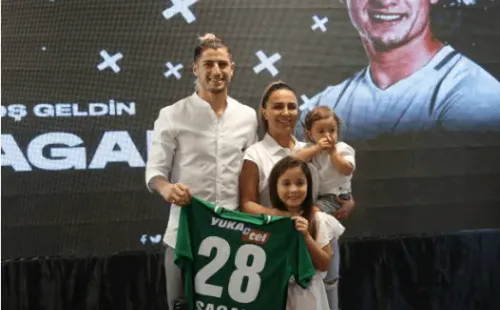 Ángelo Sagal y su familia cuando fue presentado en el Denizlispor. (Getty Images).