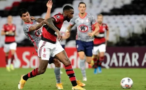 Gerson en acción frente a Erick Wiemberg en un duelo entre Flamengo y Unión La Calera por la Copa Libertadores 2021. (Getty Images).