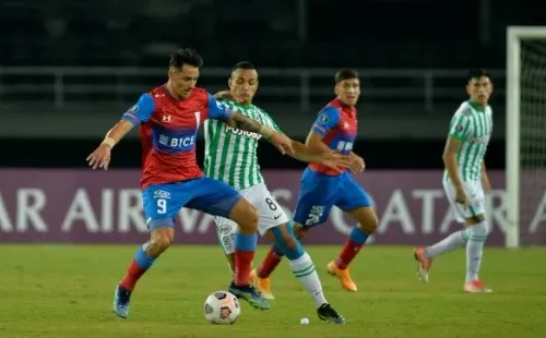 Brayan Rovira (8) marca a Fernando Zampedri en la victoria de Atlético Nacional ante la UC en la Copa Libertadores 2022. (Agencia Uno).