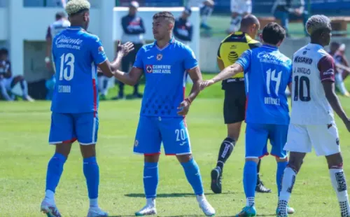 Iván Morales festeja uno de los dos goles que le convirtió al Atlante en un amistoso. (Cruz Azul).