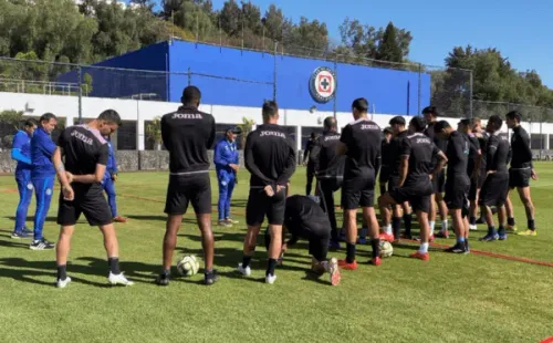 Raúl Gutiérrez lidera una charla al primer equipo de Cruz Azul.
