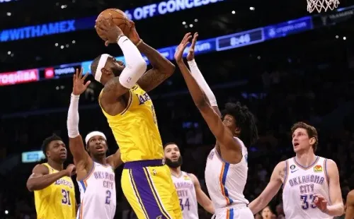 LeBron conecta la canasta histórica