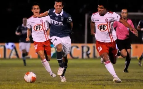Gonzalo Espinoza (a la derecha) en acción por Unión San Felipe. (Agencia Uno).