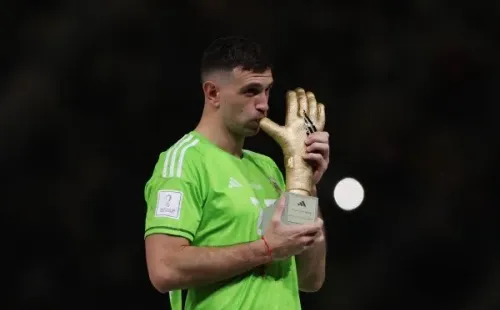 Emiliano Martínez ganó el Guante de Oro en el Mundial de Qatar 2022. | Foto: Getty Images.