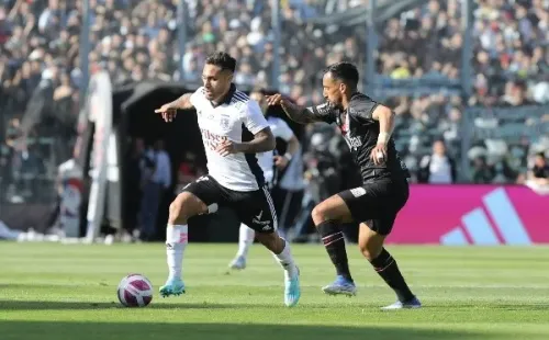 Marco Bolados y Ronald de la Fuente luchan por un balón en el duelo entre Colo Colo y Curicó Unido en el estadio Monumental. (Agencia Uno).