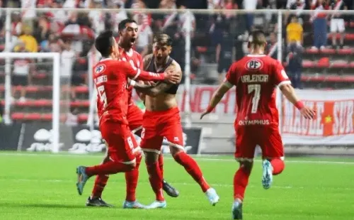 Otra imagen del festejo del mega golazo de Juan Carlos Gaete en la gran y postrera victoria de Unión La Calera a Curicó Unido. (Agencia Uno).