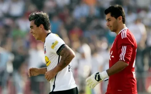 Esteban Paredes y Johnny Herrera en un Superclásico de fútbol chileno. (Agencia Uno)
