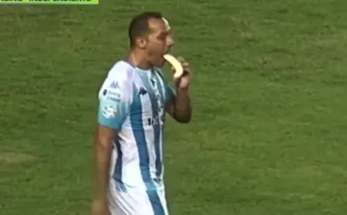Marcelo Díaz terminó comiéndose un plátano en ese clásico