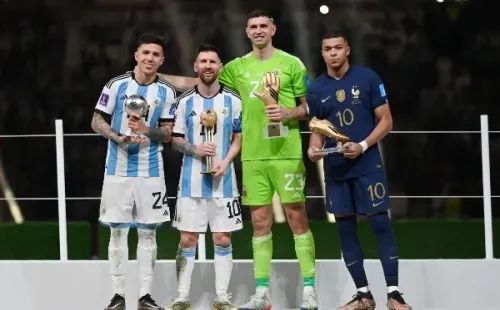 Mbappé y Martínez en la premiación de la final del Mundial de Qatar 2022. | Foto: Getty