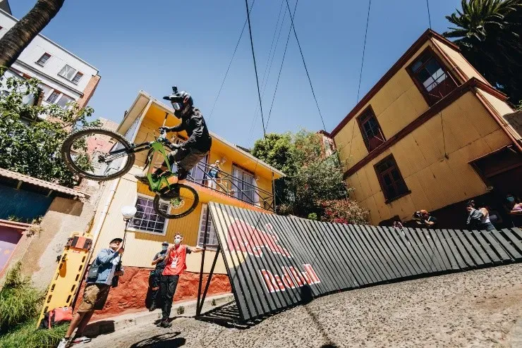 Este es uno de los obstáculos que tienen que sortear los pilotos de Red Bull Valparaíso Cerro Abajo, este domingo 12 de febrero. Foto: Red Bull Content Pool.